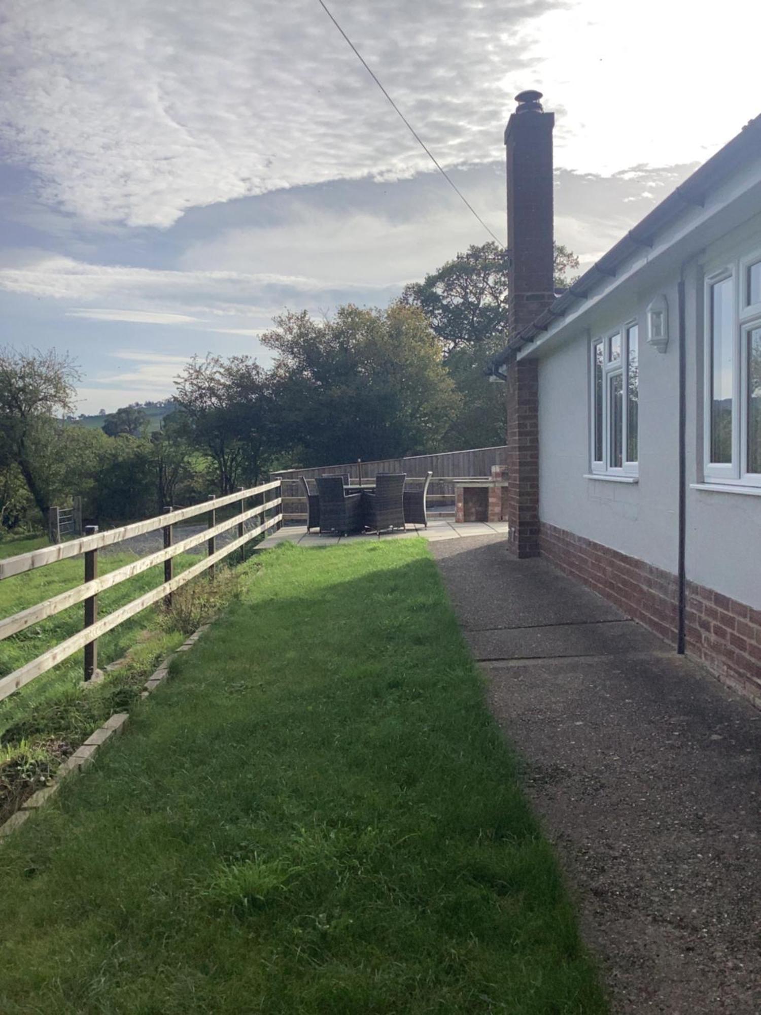 3 Bedroom Bungalow In Llanrhaeadr Ym Oswestry Exterior photo