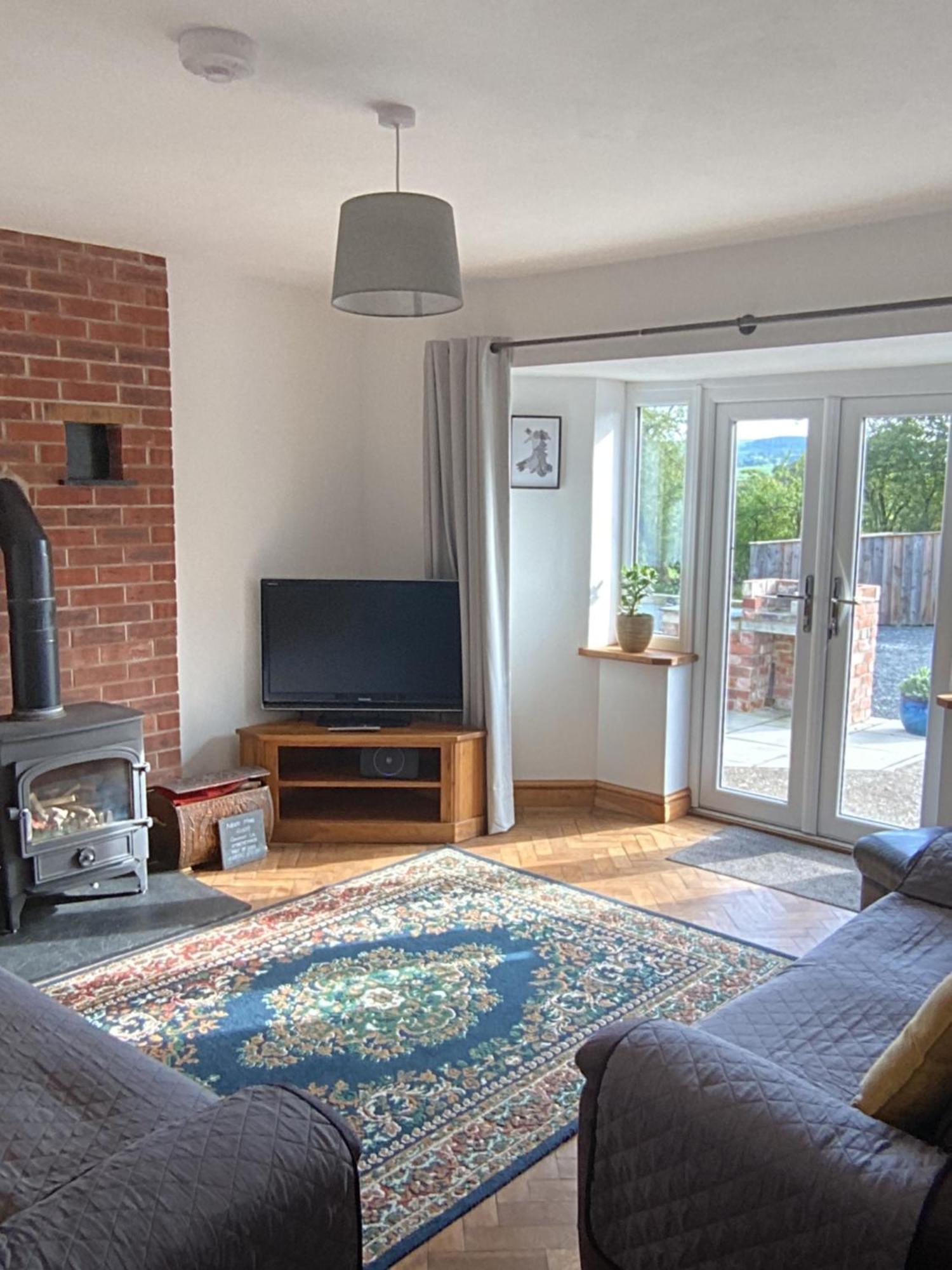 3 Bedroom Bungalow In Llanrhaeadr Ym Oswestry Exterior photo